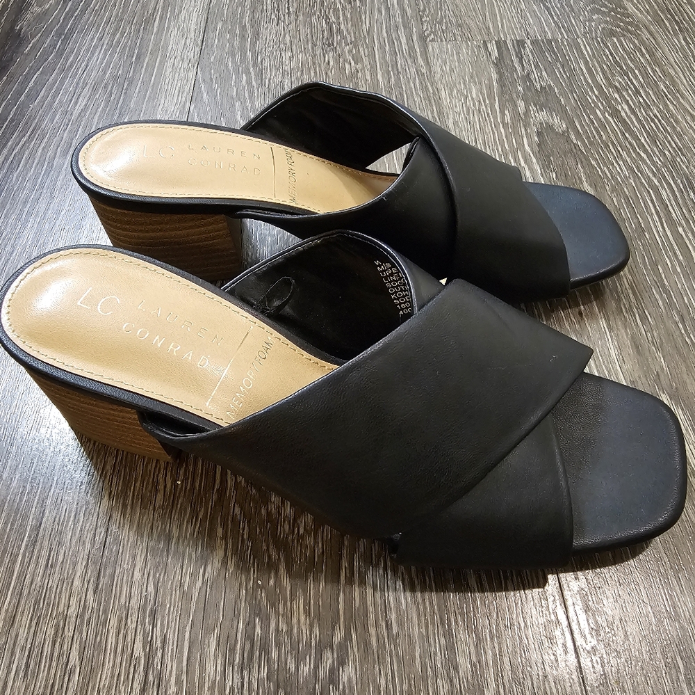 LC LAUREN CONRAD Memory Foam Sandles